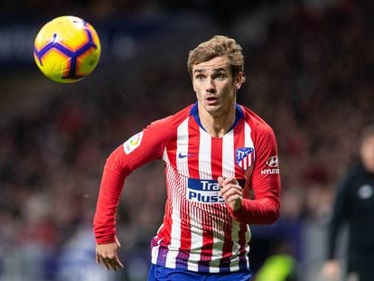 Griezmann persigue un balón en un partido de Liga contra el Athletic.