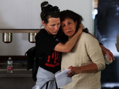 Liat Atzili Beinin (derecha), vecina de Nir Oz de 49 años que estuvo secuestrada en Gaza 54 días, donde permanece todavía el cuerpo asesinado de su marido, abrazada por una integrante del foro de familias de los rehenes, el 11 de abril.