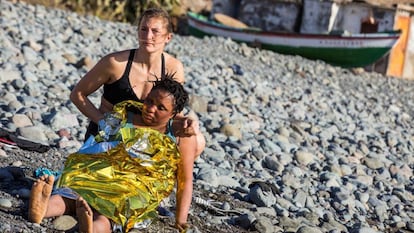 Una inmigrante es atendida por una bañista tras llegar en patera a la playa del Águila (Gran Canaria). En vídeo, varios de los inmigrantes son atendidos por Cruz Roja.