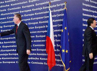 El primer ministro checo, Mirek Topolanek (izquierda), y el presidente de la Comisión Europea, José Manuel Durão Barroso, en Bruselas.