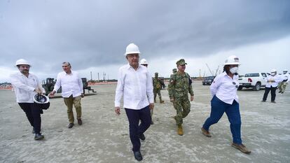 Andrés Manuel López Obrador, presidente de México, realiza un recorrido por las obras de la Refinería Dos Bocas en Tabasco.