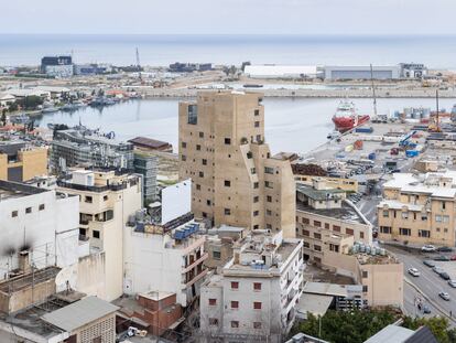 Vista de la torre en su contexto, el puerto industrial de Beirut.