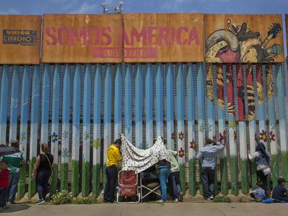 Familias separadas por su estatus migratorio se reúnen a ambos lados del muro fronterizo entre Estados Unidos.