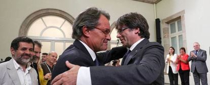 Los expresidentes de la Generalitat Artur Mas y Carles Puigdemont se abrazan en una foto tomada en 2017, cuando este último era aún presidente.