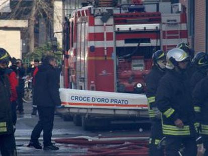 Los bomberos, ante la factor&iacute;a incendidada en Prato.