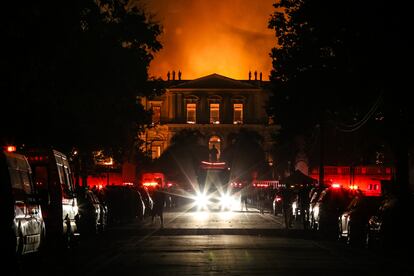 Las llamas devoran el Museo Nacional de Brasil en Río de Janeiro el 2 de septiembre de 2018, 200 años después de su fundación.