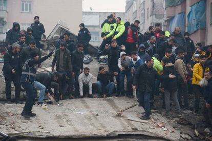 Voluntarios y personal de emergencias intentaban remover los escombros de un edificio colapsado en la ciudad turca de Diyarbakir para rescatar a los posibles heridos.