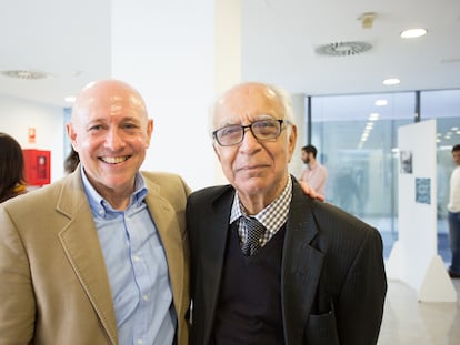 Mudumbai Seshachalu Narasimhan (a la derecha), de visita en el ICMAT en 2017, junto a Óscar García-Prada.