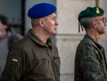 Un militar ucranio, a la izquierda, junto a otro español el viernes, en el Toledo Training Command, donde se instruyen 198 militares del Ejército de Kiev.