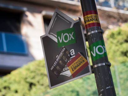Adhesius de Vox en un parquímetre del barri de Tres Torres, a Barcelona.