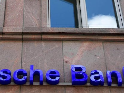 Logotipo de Deutsche Bank en una oficina del banco en Berl&iacute;n