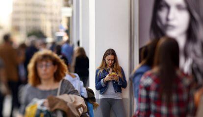 El 94% de los jóvenes españoles tienen móvil con Internet, según el INE.