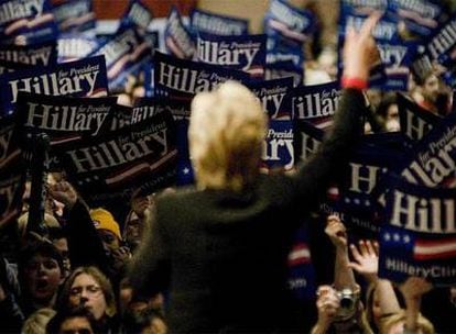 Hillary Clinton saluda a sus seguidores en un discurso de campaña ayer en Madison, Wisconsin.