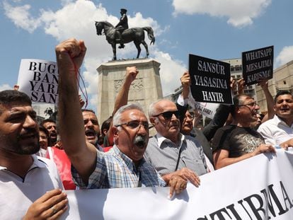 Periodistas turcos se manifiestan contra una nueva propuesta de ley que los sindicatos y la oposición cree que facilitará la censura el pasado 22 de junio en Ankara.