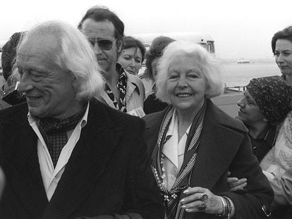 El poeta Rafael Alberti, acompañado de su mujer, María Teresa León, a su llegada al aeropuerto de Barajas en 1977, procedente de Roma, donde pasó 14 de sus 38 años de exilio.