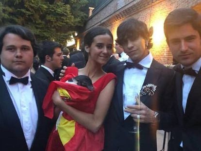 Victoria Marichalar, con el cerdo vietnamita en brazos, y algunos de sus amigos. En vídeo, su fiesta de presentación en sociedad.