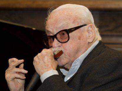 Toots Thielemans toca la arm&oacute;nica en un concierto de febrero de 2012 en B&eacute;lgica. 