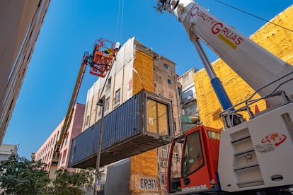 Una grúa coloca un contenedor en uno de los edificios hechos con contenedores en Barcelona, en una imagen de 2019. 