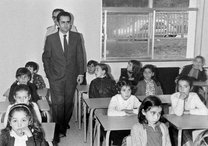 Juan Antonio Ortega Díaz-Ambrona inaugura un colegio en Santiago de Compostela en 1980.  
