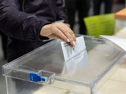 Una persona deposita su voto durante las pasadas elecciones municipales.