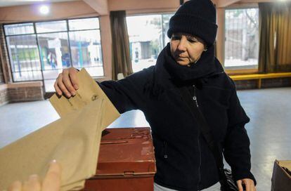 Mujer votando durante el referéndum para despenalizar el aborto