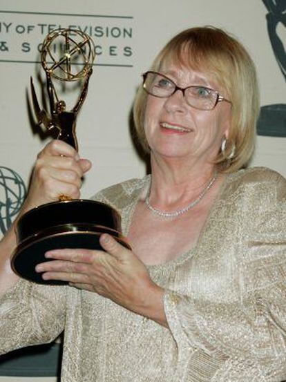 Kathryn Joosten, tras ganar el Emmy en 2005.