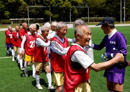 Japón cuenta con una liga de fútbol con equipos formados por jugadores mayores de 80 años. 