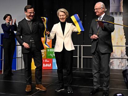 El primer ministro de Suecia, Ulf Kristersson, la presidenta de la Comisión Europea, Ursula von der Leyen, y el rey de Suecia, Carlos XVI Gustaf, durante la inauguración del centro de lanzamiento, este viernes a las afueras de Kiruna , Suecia.