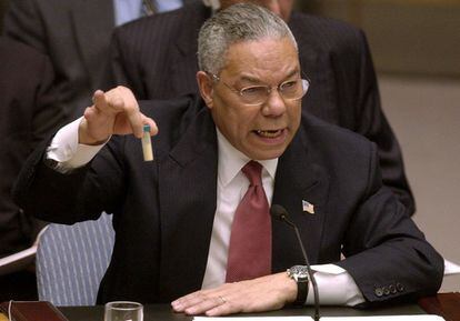 5 de febrero de 2003. Reunión del Consejo de Seguridad de la ONU, ante el que el exsecretario de Estado de Estados Unidos, Colin Powell, intentó aportar pruebas de la existencia de armas de destrucción masiva en poder de Irak, para buscar el apoyo del organismo a un hipotético ataque al país árabe liderado por EE UU. En la imagen, Powell muestra un pequeño frasco de sal para ilustrar la amenaza de las armas químicas supuestamente en manos de Irak. El tiempo demostró que Irak no poseía armas de destrucción masiva.