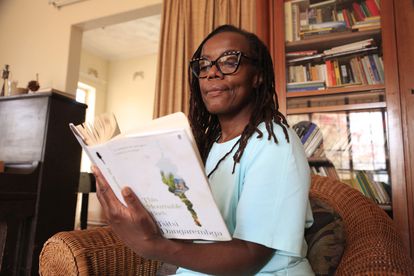 La activista y escritora zimbabuense Tsitsi Dangarembga leyendo su libro, tras ganar el premio Booker.