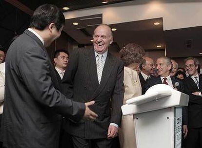 El rey Juan Carlos bromea con el presidente de la empresa China Netcom, Zhan Chungjiang, en Pekín.