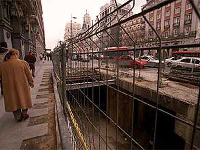 Obras de un aparcamiento subterráneo en la calle Alcalá de Madrid. PLANO GENERAL - PAISAJE URBANO