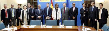 El grupo de 12 expertos designados por el Gobierno, junto a los responsables del Ministerio de Empleo el día que se constituyó la comisión, el pasado 25 de abril. Desde la izquierda: José Luis Tortuero, Miguel Ángel García, José Ignacio Conde-Ruiz, Mercedes Ayuso, Miguel Ángel Vázquez, Francisco Castellano, Manuel Lagares, Tomás Burgos (secretario de Estado de la Seguridad Social), Fátima Báñez (ministra de Empleo y Seguridad Social), Víctor Pérez Díaz (presidente del comité), José Enrique Devesa, José María Marín, Rafael Doménech y Santos Ruesga.