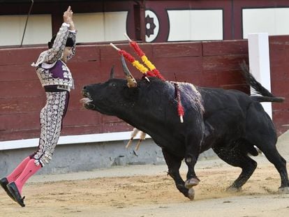 Antonio Chacón, en un gran par de banderillas al sexto de la tarde.