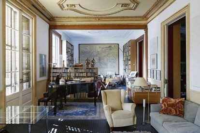 Las ventanas del salón de la casa de Bohigas dan a la Plaza Real de Barcelona. Dentro, el suelo es de gres portugués y hay suficiente espacio como para algún icono del diseño, como la ‘chaise longue’ de Le Corbusier, al fondo.