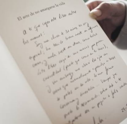 Dedicatoria de 'El arte de no amargarse la vida', libro de María Ángeles Muñoz.