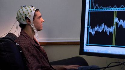 Una interfaz no invasiva entre cerebro y ordenador que utiliza el registro electroencefalogr&aacute;fico del cuero cabelludo, en el Centro de Ingenier&iacute;a Neural Sensoriomotriz (CSNE).