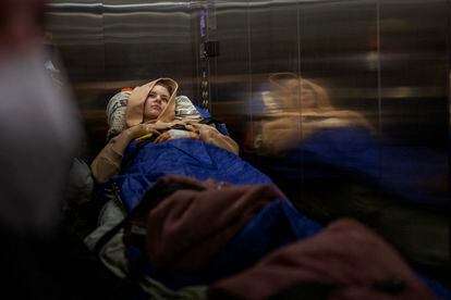 Nastia, en el ascensor del hospital de Kiev. La joven es trasladada a Alemania para recibir tratamiento médico más especializado. 