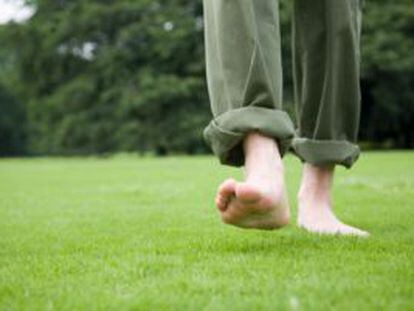 ¿Es bueno caminar descalzo?
