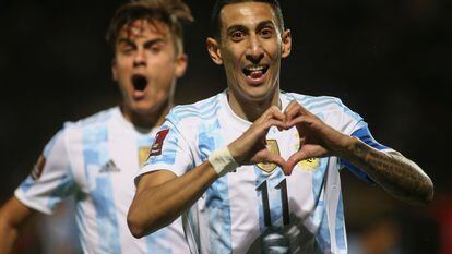 Ángel Di María, con Dybala detrás, celebra su gol frente a Uruguay.