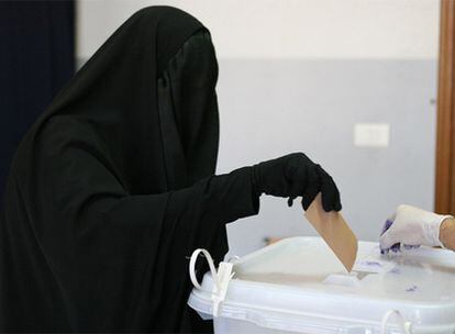 Una mujer deposita su voto en un centro electoral de Nabatiyeh, en el sur de Líbano.