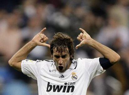 Raúl celebra un gol