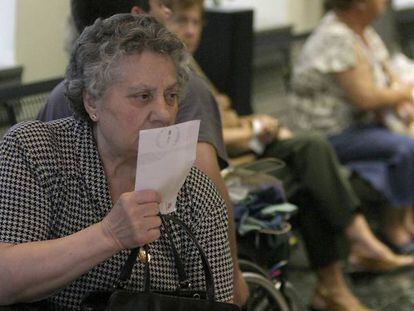Pensionistas esperan en una oficina de la Seguridad Social en Vitoria