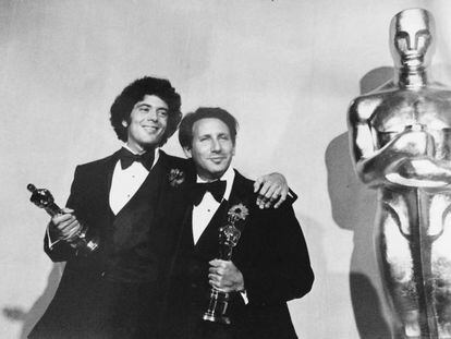 Andre Guttfreund y Peter Werner tras recibir el Oscar a Mejor cortometraje de ficci&oacute;n el 28 de marzo de 1977. 