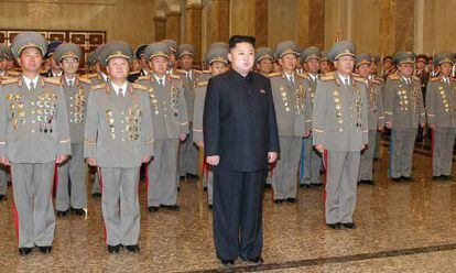 Kim Jong-un visita el mausoleo de su padre, este martes.