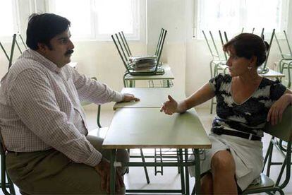 Jesús Robledo y Rosa Muñoz dialogan en el instituto madrileño Pío Baroja.