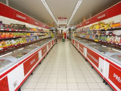 Interior de un supermercado Dia en Espa&ntilde;a.