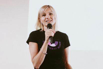 Olena Stryzhak, presidenta de la organización ucraniana Positive Women, durante una conferencia para reducir el aumento de la transmisión maternoinfantil del VIH en medio de la guerra de Rusia contra Ucrania.