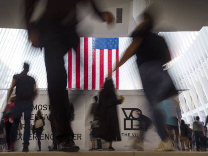 Imagen de trabajadores pasando por el World Trade Center, Nueva York.