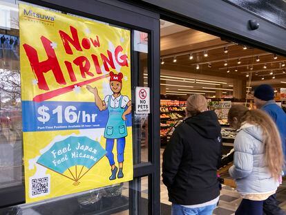 Un anuncio de ofertas de empleo en un supermercado de Arlington Heights (Illinois), en enero.
